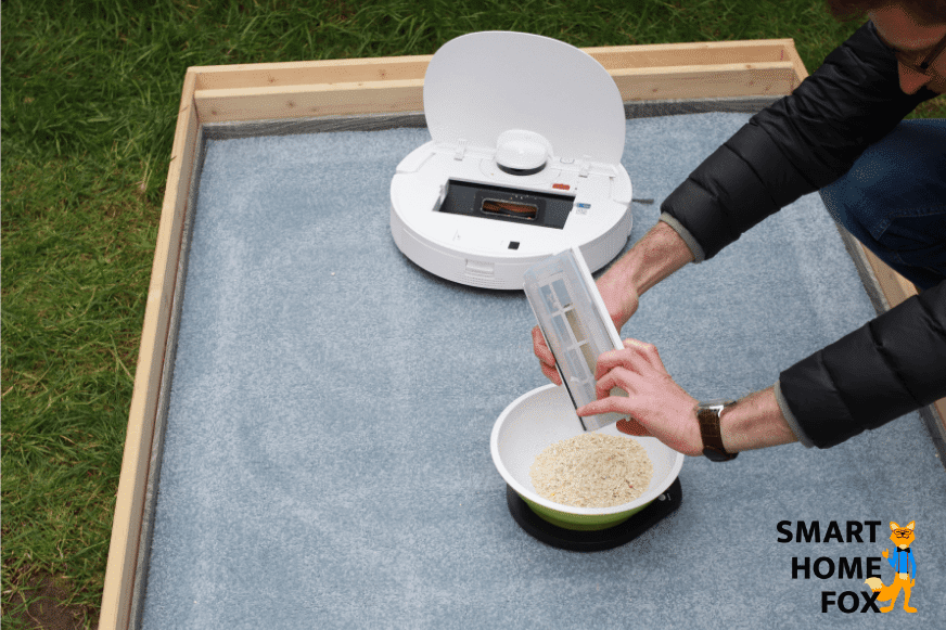 Der Staubbehälter des Ecovacs Deebot T9 wird per Hand entleert